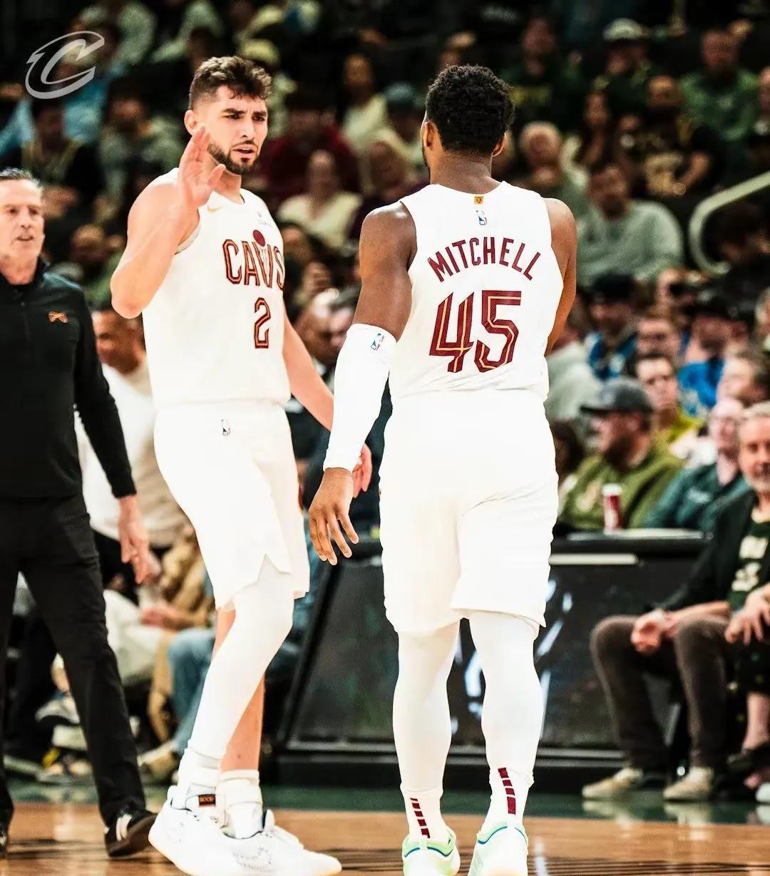 西班牙男篮爆冷雄鹿,米切尔关键制胜 西班牙男篮爆冷雄鹿,米切尔关键制胜